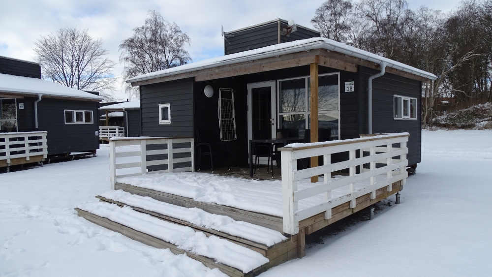 Vinter Tårnhytte med sne på terrassen