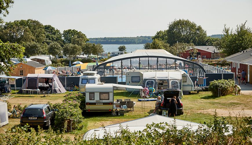 udsigt ud over pladsen og poolomradet